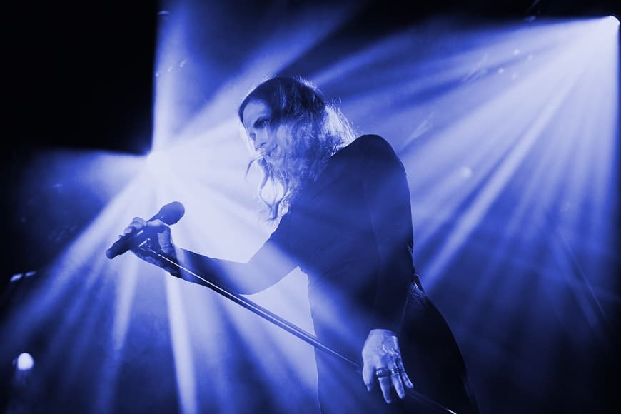 Image of Alison Moyet on stage