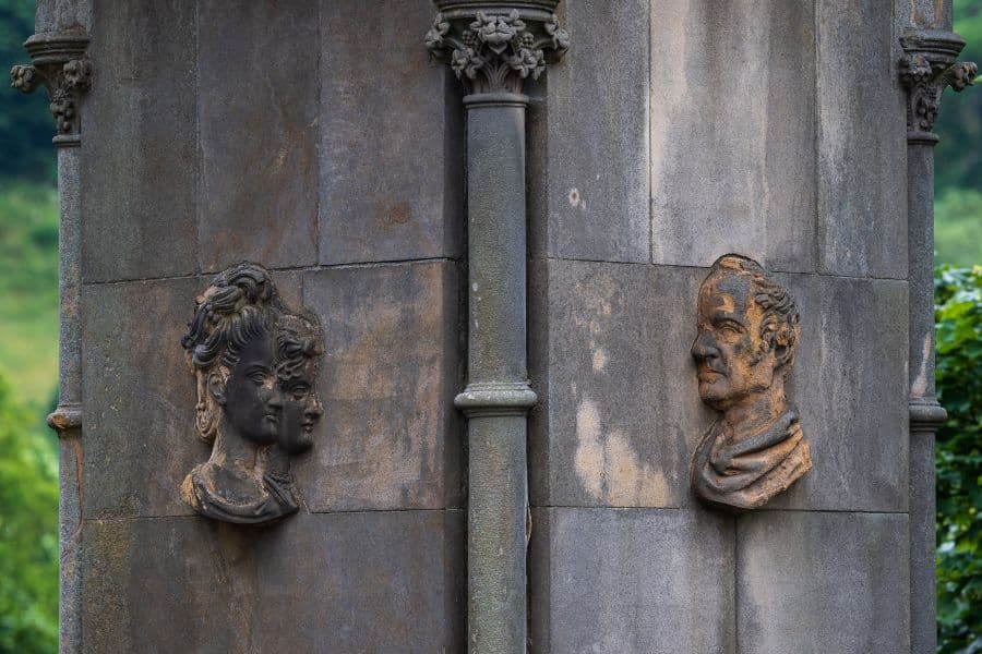face features to Allan Ramsay's statue