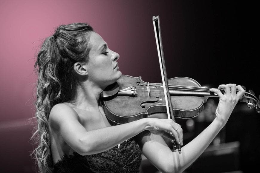 Nicola Benedetti playing violin