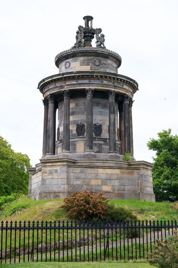 Burns monument from outside the surrounding fence