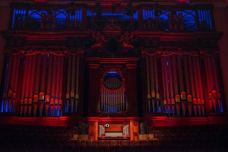 Photograph of Usher Hall organ lit in red and blue