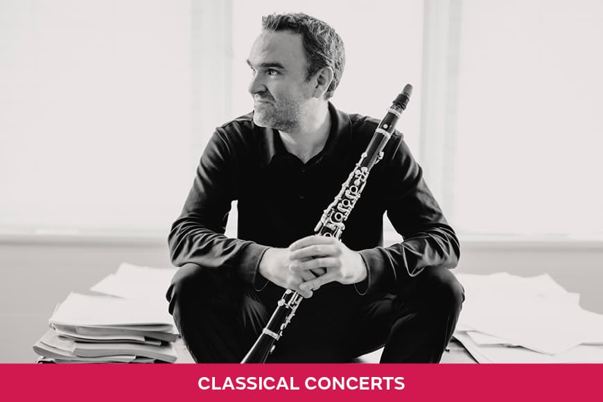 Jörg Widmann holding a clarinet