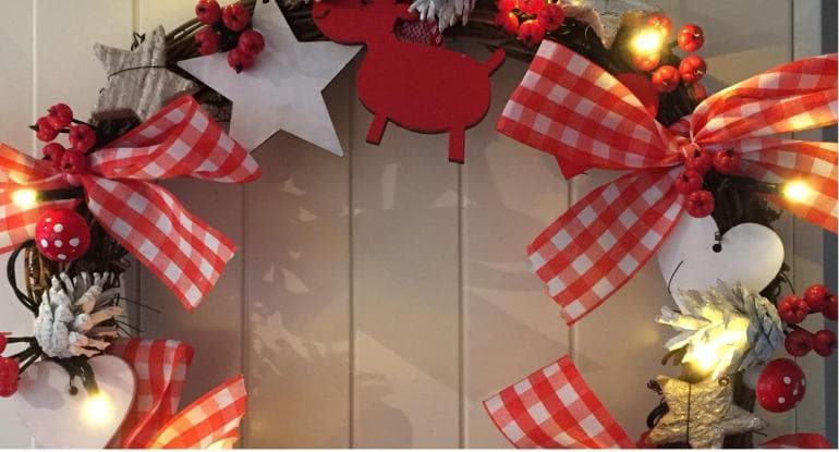 Wreath with wooden stars, pinecones and red and white gingham bows