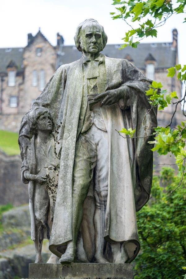Thomas guthrie statue in front of Edinburgh castle