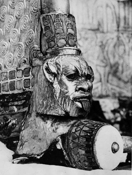 Black and white photo of treasure from the tomb of Tunatkhamun